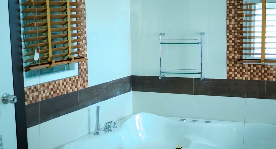 For rent 4 bedrooms villa in Bang Lamung, Chonburi
