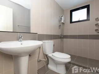Casa adosada en venta y en alquiler de 3 habitaciones en Prawet, Bangkok