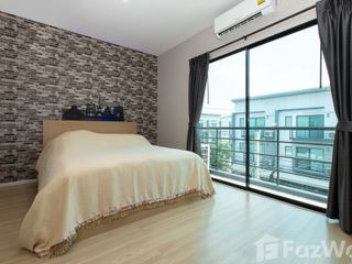 Casa adosada en venta y en alquiler de 3 habitaciones en Prawet, Bangkok