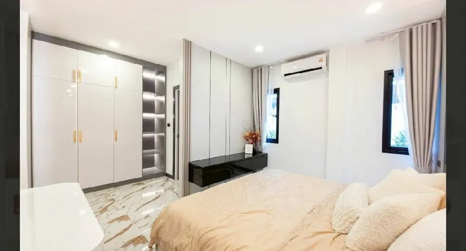 Villa en venta de 5 habitaciones en Bang Lamung, Chonburi