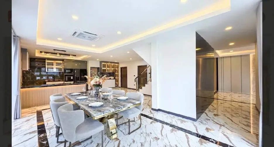 Villa en venta de 5 habitaciones en Bang Lamung, Chonburi