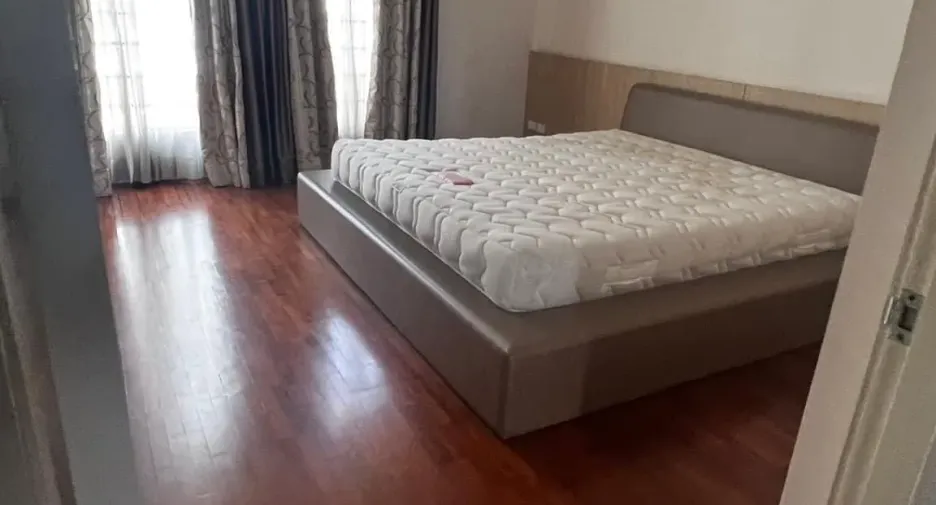 For sale 4 bedrooms townhouse in Watthana, Bangkok