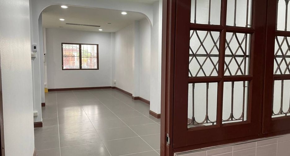 Reihenhaus zum Kauf mit 4 Zimmer in Lat Phrao, Bangkok