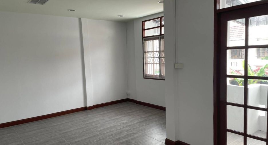 Reihenhaus zum Kauf mit 4 Zimmer in Lat Phrao, Bangkok