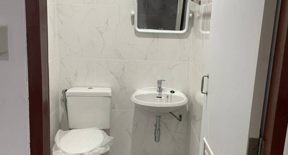 Reihenhaus zum Kauf mit 4 Zimmer in Lat Phrao, Bangkok