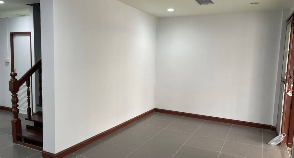 Reihenhaus zum Kauf mit 4 Zimmer in Lat Phrao, Bangkok