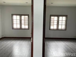 出售 4 卧室 联排别墅 在 Lat Phrao, 曼谷