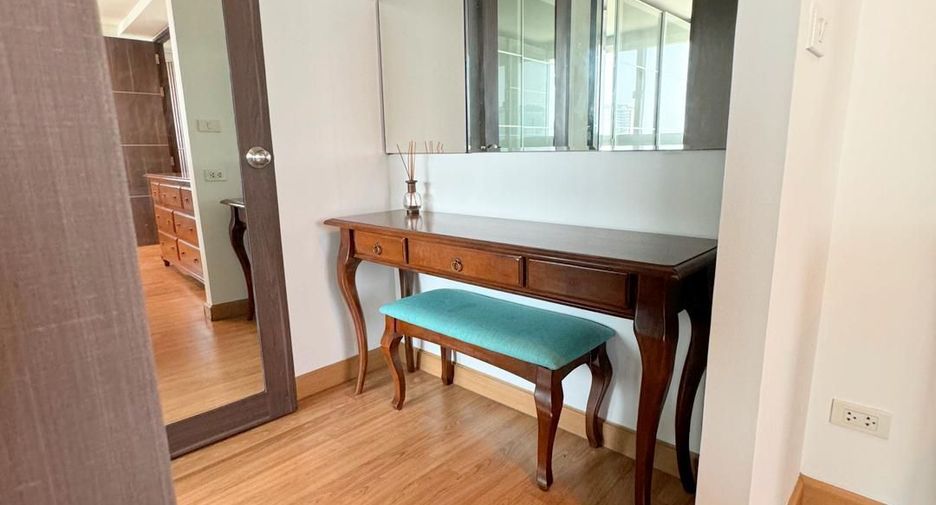 For sale 3 bedrooms condo in Watthana, Bangkok