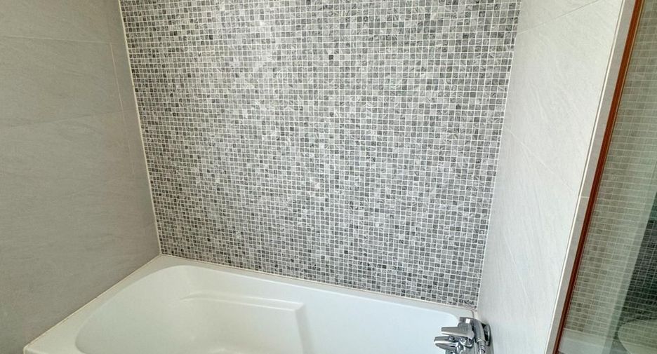 For sale 3 bedrooms condo in Watthana, Bangkok