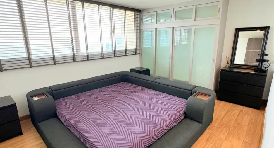 For sale 3 bedrooms condo in Watthana, Bangkok