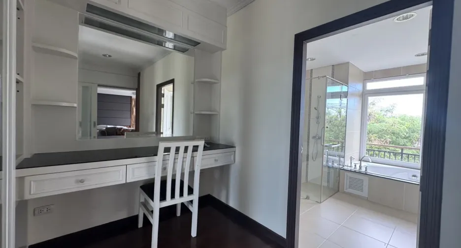 Haus zur Miete mit 4 Zimmer in Bang Lamung, Chonburi