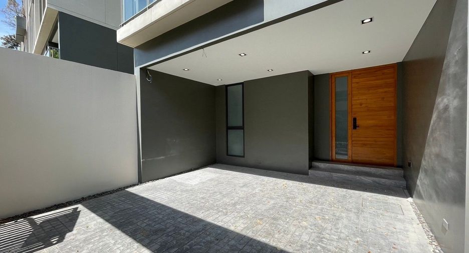 For sale 3 bedrooms townhouse in Wang Thonglang, Bangkok