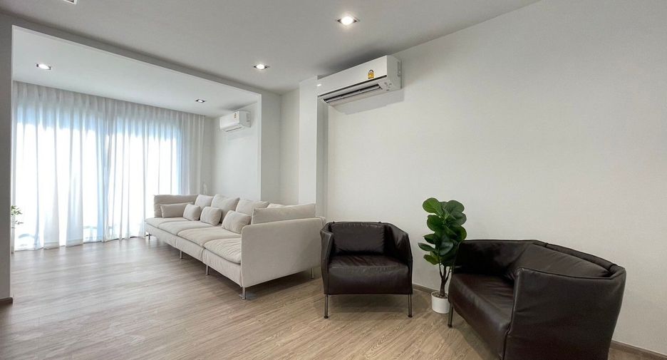For sale 3 bedrooms townhouse in Wang Thonglang, Bangkok