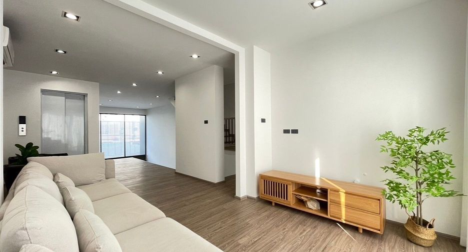 For sale 3 bedrooms townhouse in Wang Thonglang, Bangkok