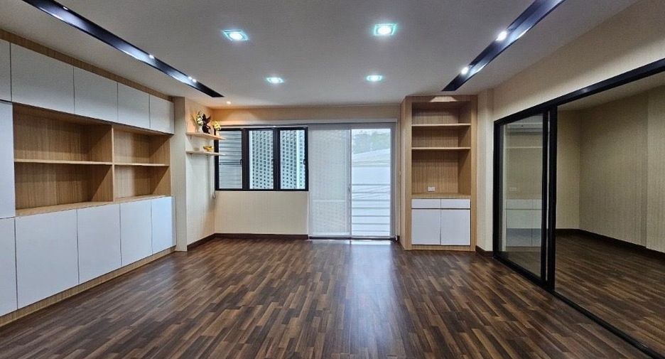 Casa adosada en venta de 2 habitaciones en Bueng Kum, Bangkok