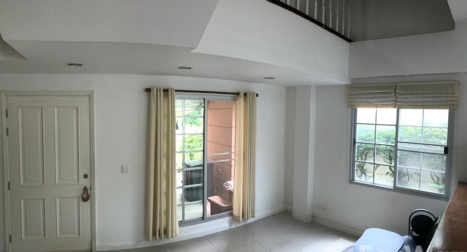 À vendre 3 chambres maison de ville à Lak Si, Bangkok