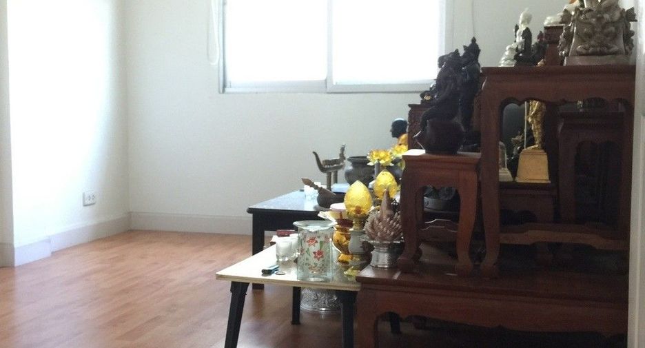 For sale 3 bedrooms townhouse in Nong Khaem, Bangkok