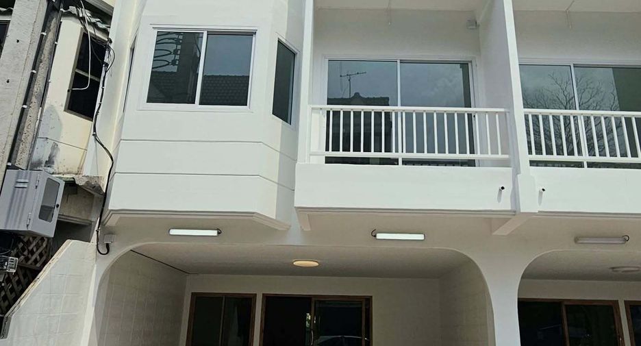 À louer 4 chambres maison de ville à Mueang Nonthaburi, Nonthaburi