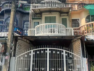 For sale 4 bedrooms townhouse in Huai Khwang, Bangkok