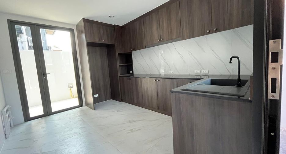 For sale 4 bedrooms house in Prawet, Bangkok