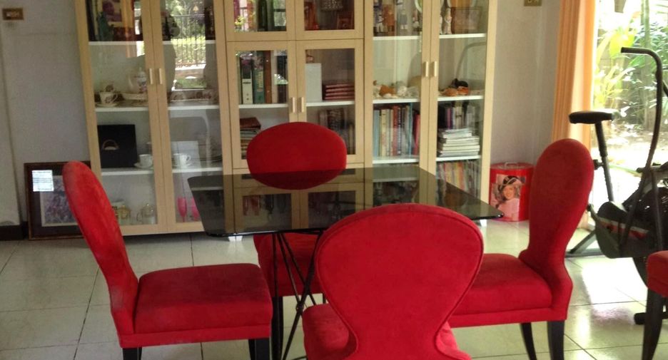 For sale 4 bedrooms house in Saphan Sung, Bangkok