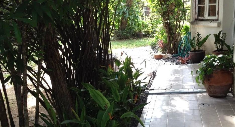 For sale 4 bedrooms house in Saphan Sung, Bangkok