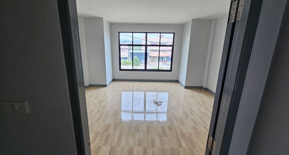 Gewerbefläche zum Kauf mit 4 Zimmer in Mueang Uthai Thani, Uthai Thani
