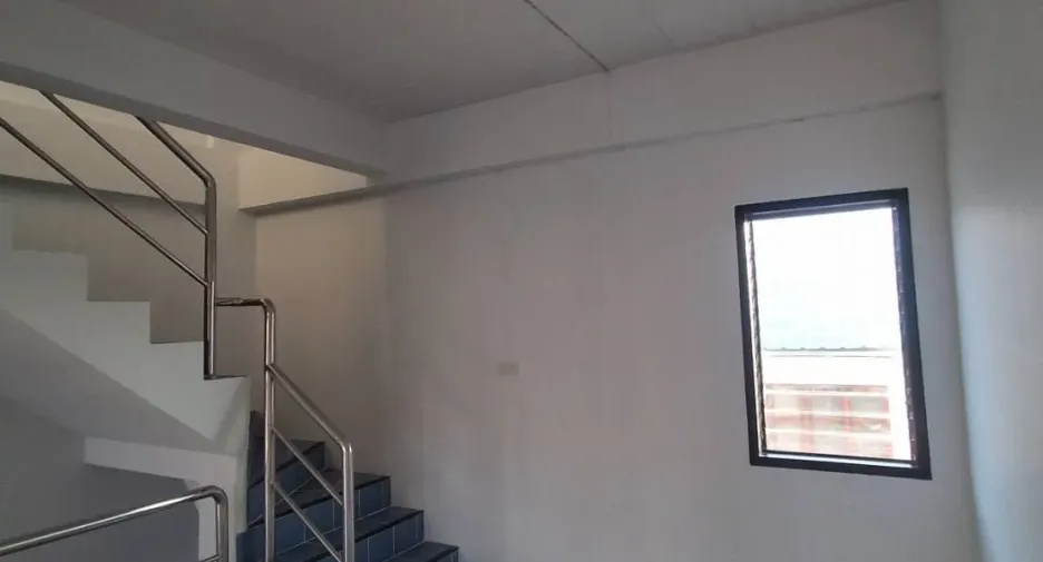 Local comercial en venta de 4 habitaciones en Sai Noi, Nonthaburi