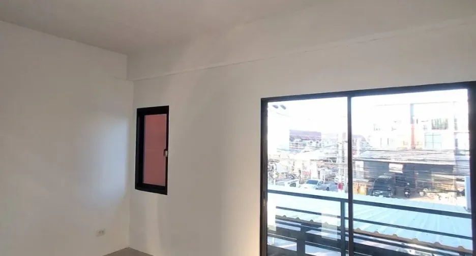 Local comercial en venta de 4 habitaciones en Sai Noi, Nonthaburi
