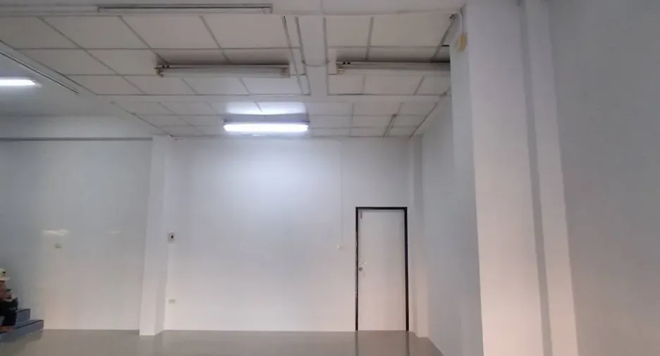 Local comercial en venta de 4 habitaciones en Sai Noi, Nonthaburi