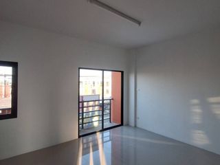 Local comercial en venta de 4 habitaciones en Sai Noi, Nonthaburi