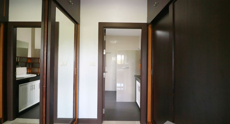 For sale 5 bedrooms house in Kumphawapi, Udon Thani
