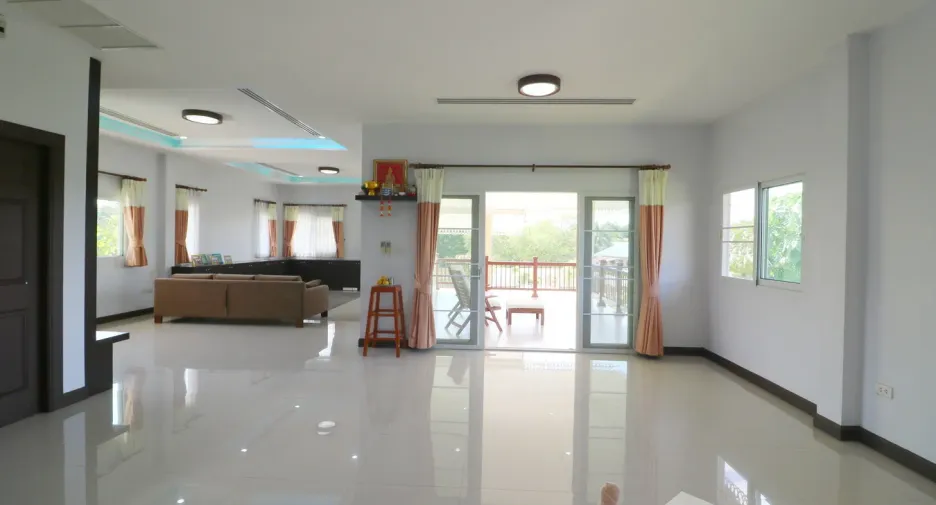 For sale 5 bedrooms house in Kumphawapi, Udon Thani