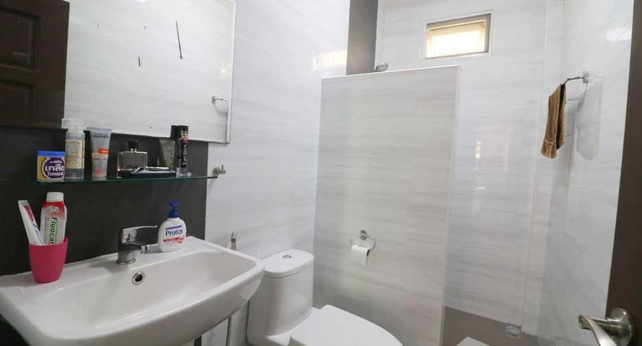 For sale 5 bedrooms house in Kumphawapi, Udon Thani