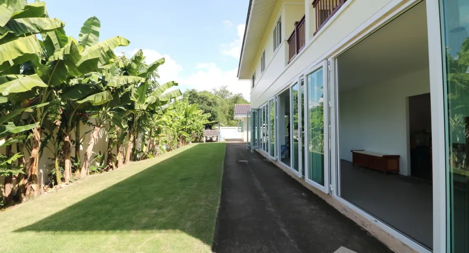 For sale 5 bedrooms house in Kumphawapi, Udon Thani