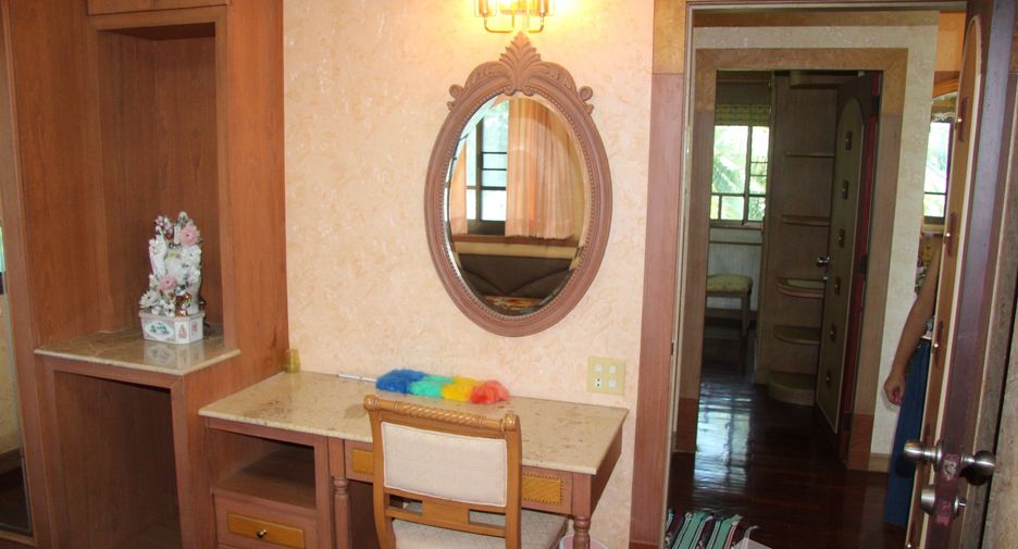 For sale 5 bedrooms house in Mueang Nakhon Si Thammarat, Nakhon Si Thammarat