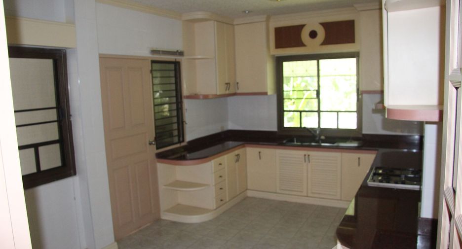 For sale 5 bedrooms house in Mueang Nakhon Si Thammarat, Nakhon Si Thammarat