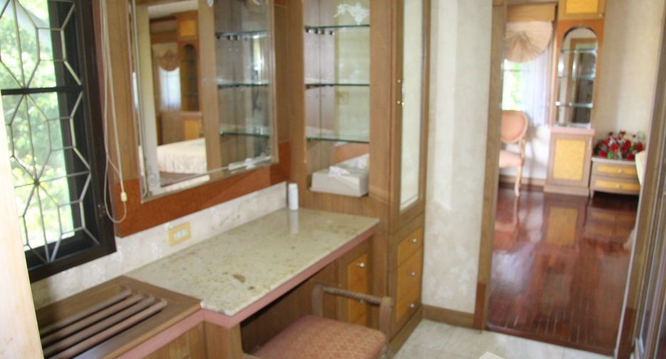 For sale 5 bedrooms house in Mueang Nakhon Si Thammarat, Nakhon Si Thammarat