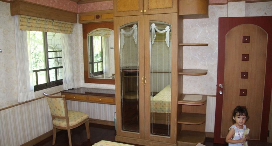 For sale 5 bedrooms house in Mueang Nakhon Si Thammarat, Nakhon Si Thammarat