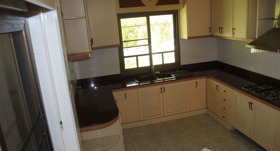 For sale 5 bedrooms house in Mueang Nakhon Si Thammarat, Nakhon Si Thammarat