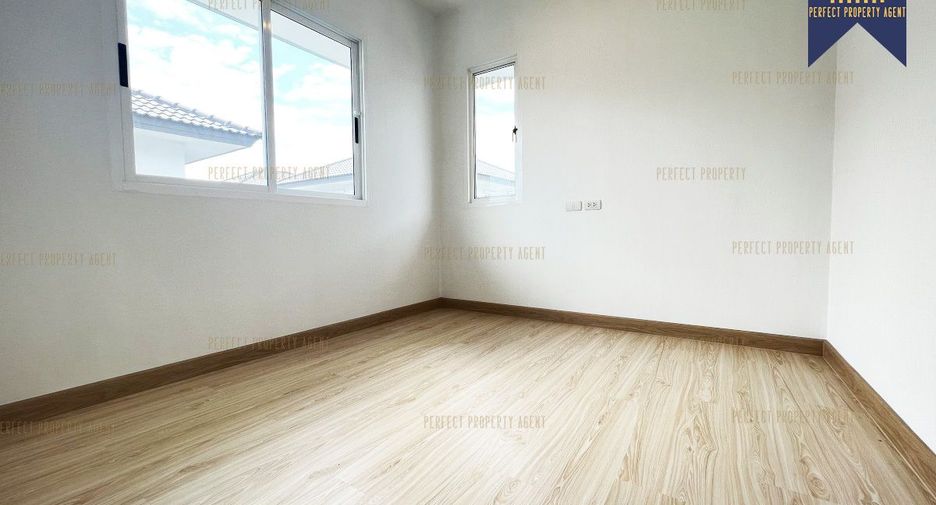For sale 4 bedrooms house in Sam Khok, Pathum Thani