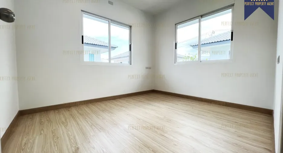 For sale 4 bedrooms house in Sam Khok, Pathum Thani