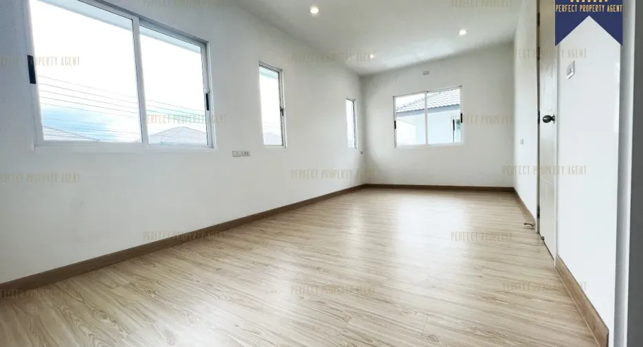 For sale 4 bedrooms house in Sam Khok, Pathum Thani