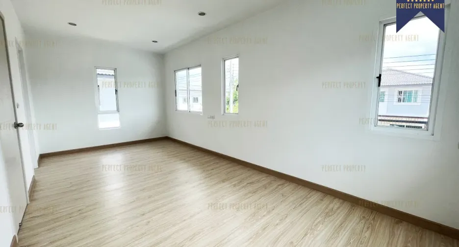 For sale 4 bedrooms house in Sam Khok, Pathum Thani