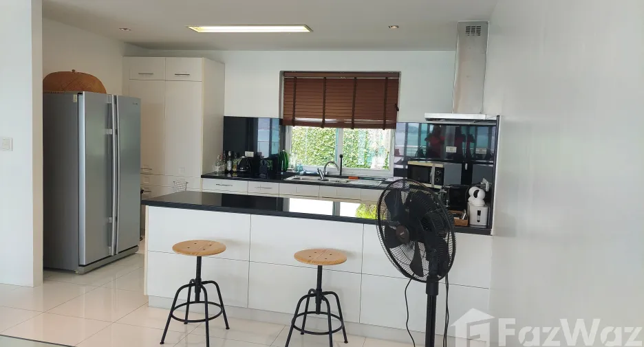 For rent 4 bedrooms condo 