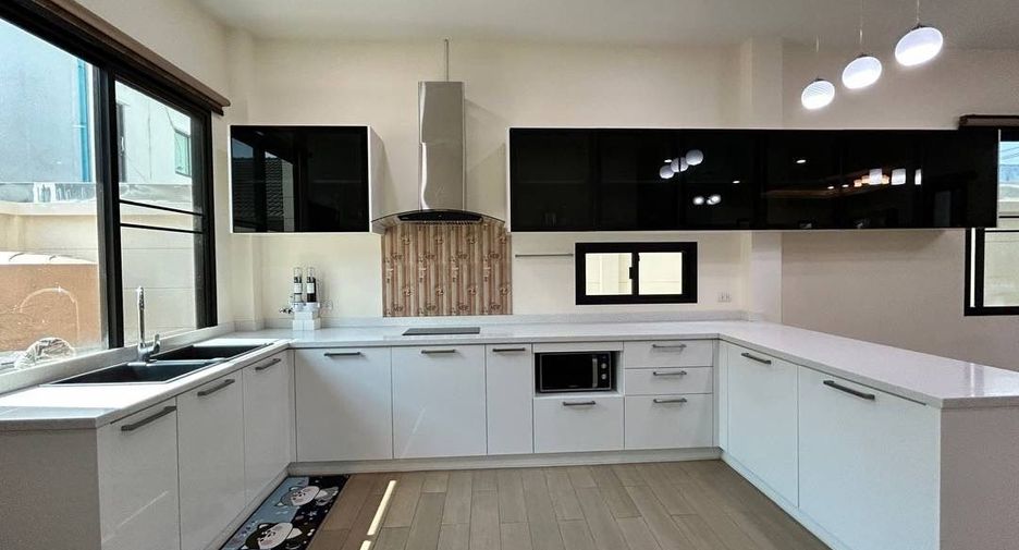 Haus zum Kauf mit 4 Zimmer in Lat Phrao, Bangkok