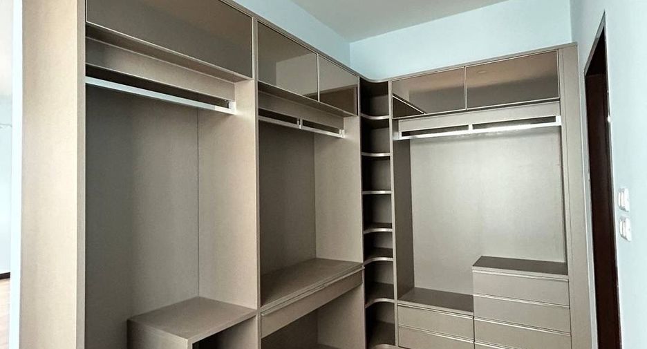 Haus zum Kauf mit 4 Zimmer in Lat Phrao, Bangkok
