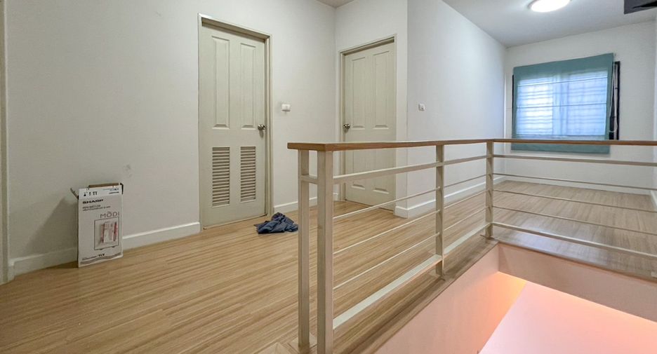 Casa adosada en venta de 3 habitaciones en Bang Sao Thong, Samut Prakan