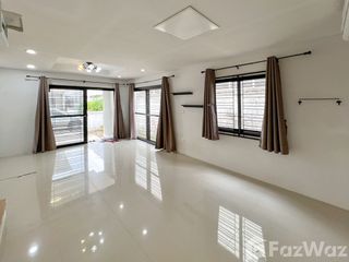 Casa adosada en venta de 3 habitaciones en Bang Sao Thong, Samut Prakan
