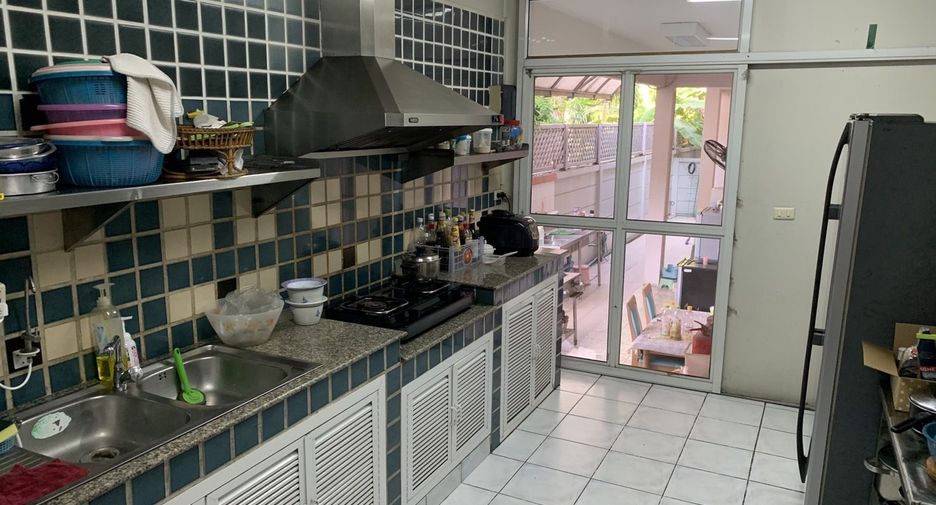 For sale 5 bedrooms villa in Bang Khun Thian, Bangkok